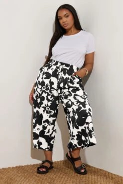YOURS - Pantalon Jupe-Culotte Noir & Blanc Texturé Floral -Evans Boutique 25bca5d7 eac5 4b 145224 B