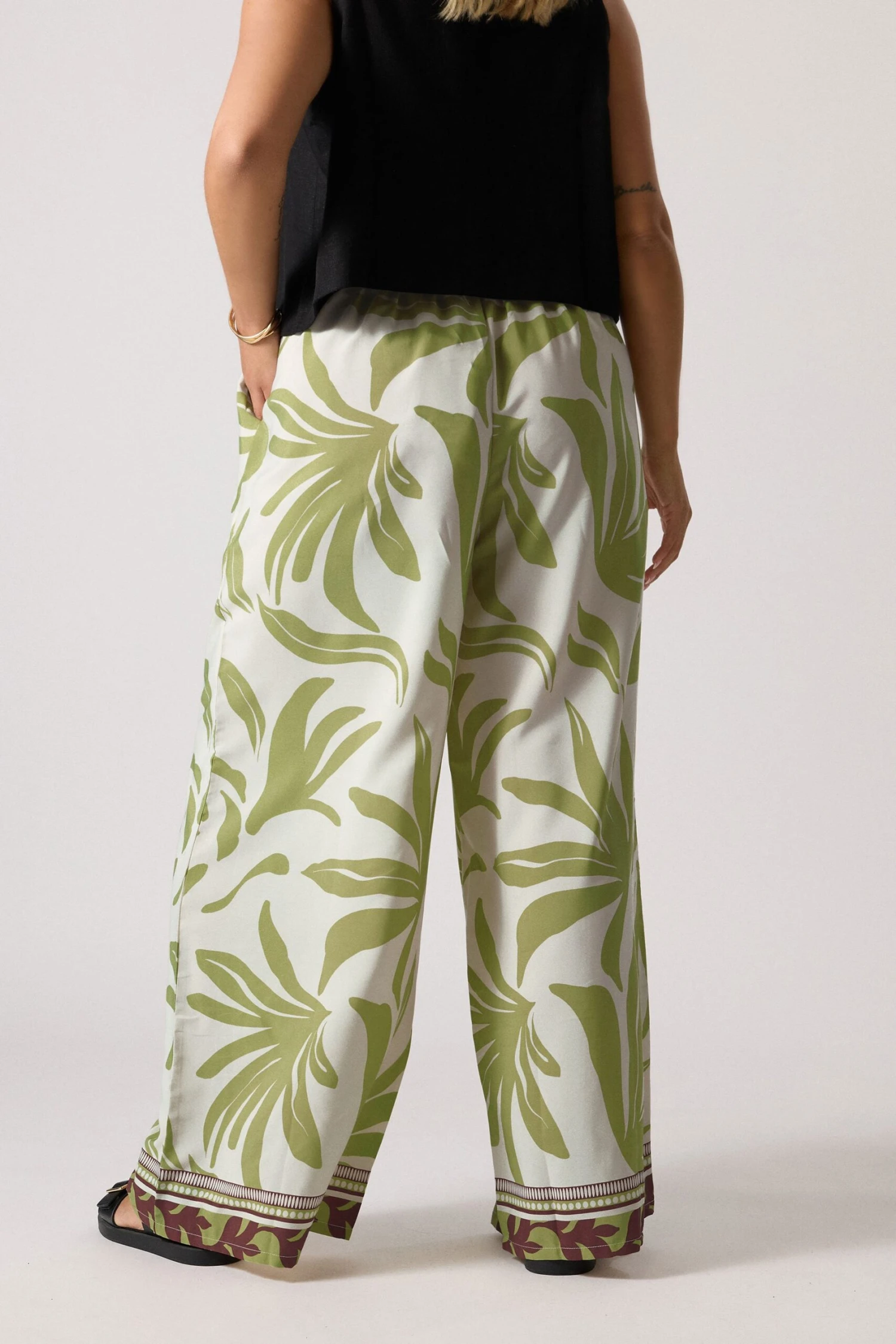 YOURS Curve Pantalon Large Vert Clair à Imprimé Feuilles 5 YOURS Curve Pantalon Large Vert Clair à Imprimé Feuilles – Image 3