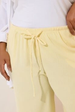 YOURS - Pantalon Jupe-Culotte Jaune Texturé à Poches 10 YOURS - Pantalon Jupe-Culotte Jaune Texturé à Poches -Evans Boutique 264f49fa 758a 47 145346 D