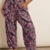 YOURS - Pantalon Sarouel Bleu Marine & Rose Paisley 2 YOURS - Pantalon Sarouel Bleu Marine & Rose Paisley -Evans Boutique 26eaa3fc ff35 4d 310144 A