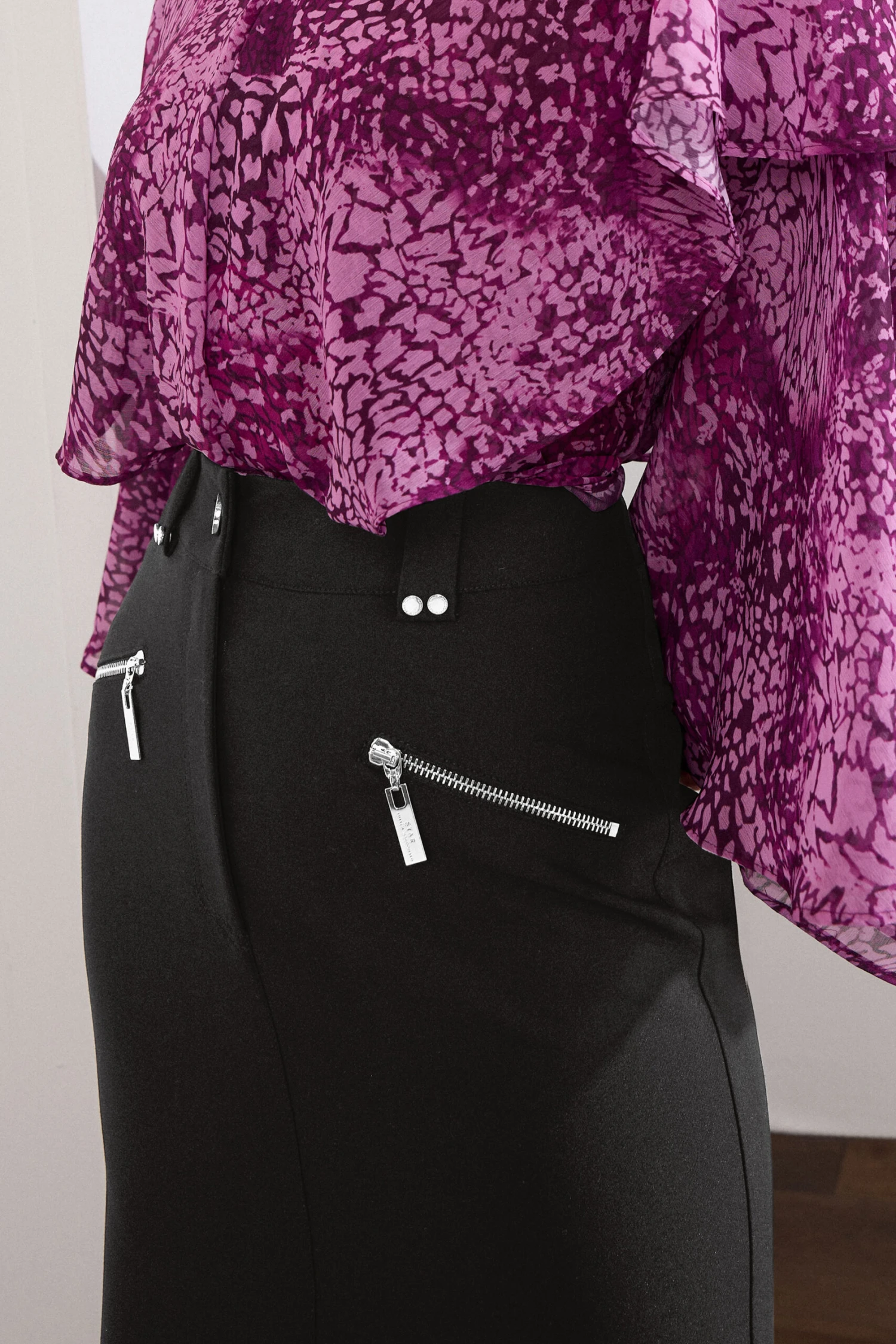 STAR Black Zip Detail Pencil Skirt 7 STAR Black Zip Detail Pencil Skirt – Image 5