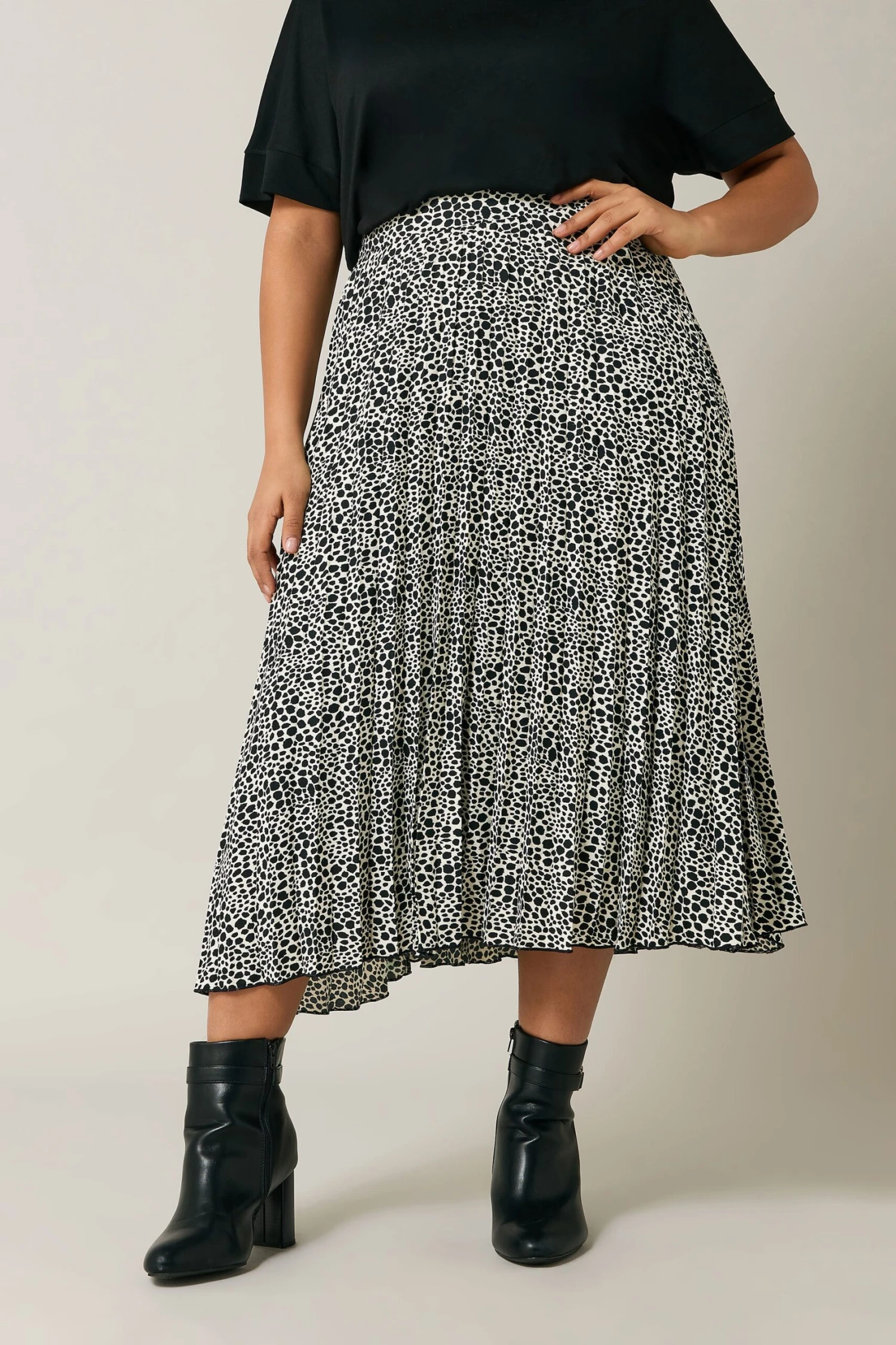 EVANS Curve Black & White Spot Print Pleated Skirt 4 EVANS Curve Black & White Spot Print Pleated Skirt – Image 2