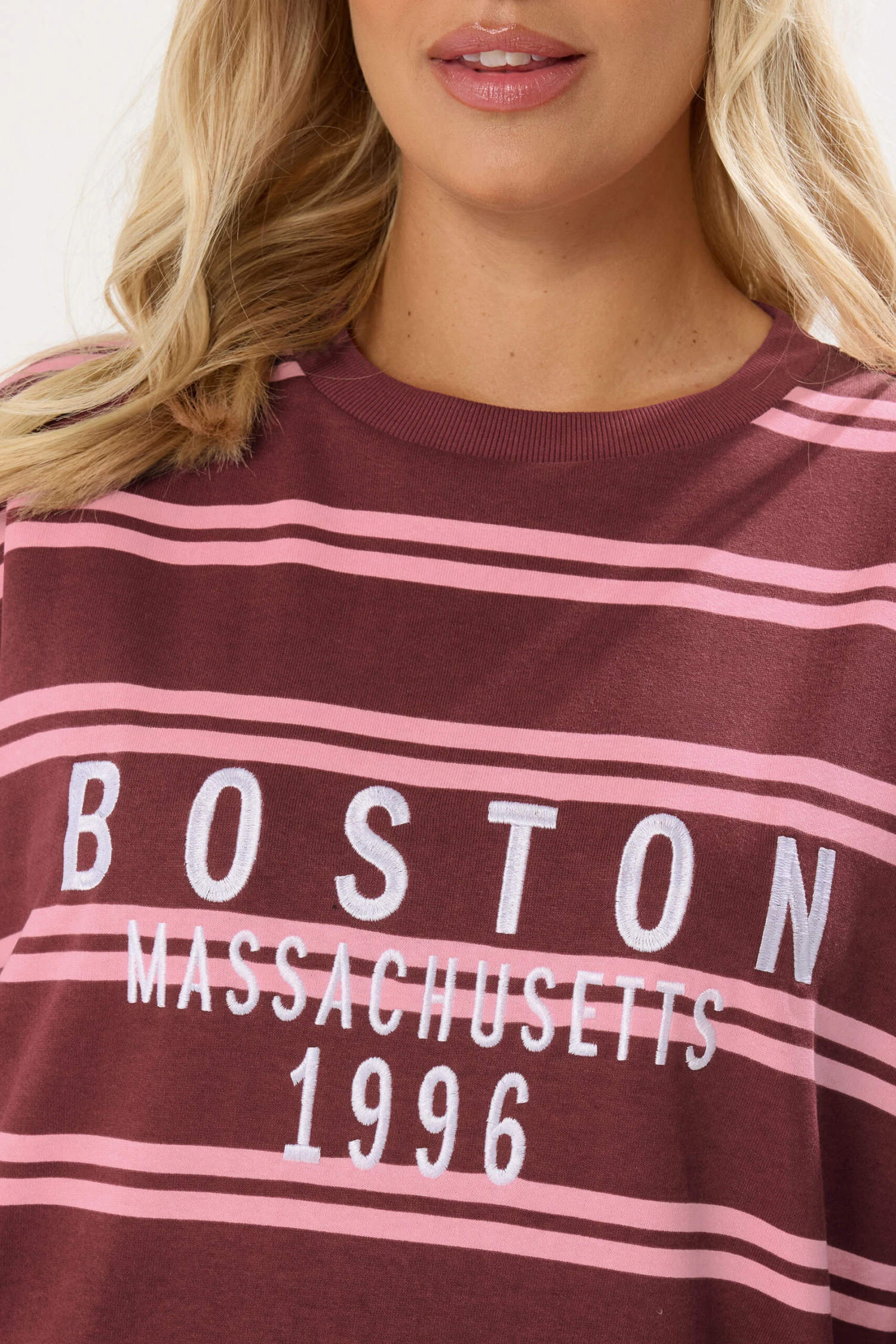 YOURS Curve Sweat-shirt Rouge à Rayures Avec Slogan « Boston » 6 YOURS Curve Sweat-shirt Rouge à Rayures Avec Slogan « Boston » – Image 4
