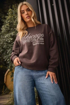 YOURS Curve Sweat-shirt Marron à Slogan « Chicago »
