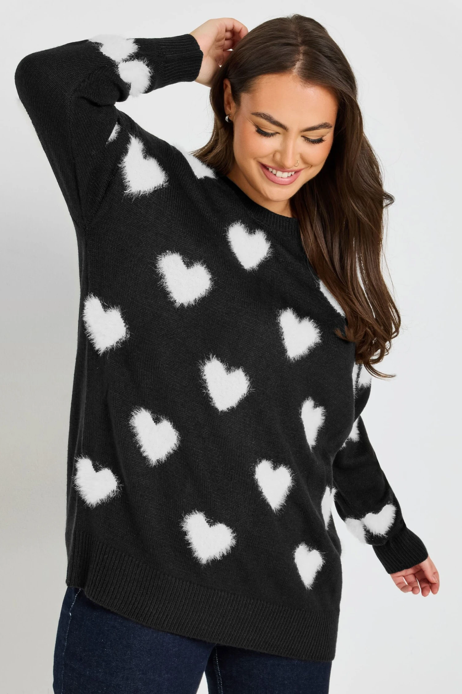 YOURS - Pull Noir & Blanc Coeur Fluffy 6 YOURS - Pull Noir & Blanc Coeur Fluffy – Image 4