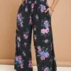 YOURS - Pantalon Plissé Wide Leg Noir & Rose Floral 1 YOURS - Pantalon Plissé Wide Leg Noir & Rose Floral -Evans Boutique 2c2554e1 96c5 40 310101 A