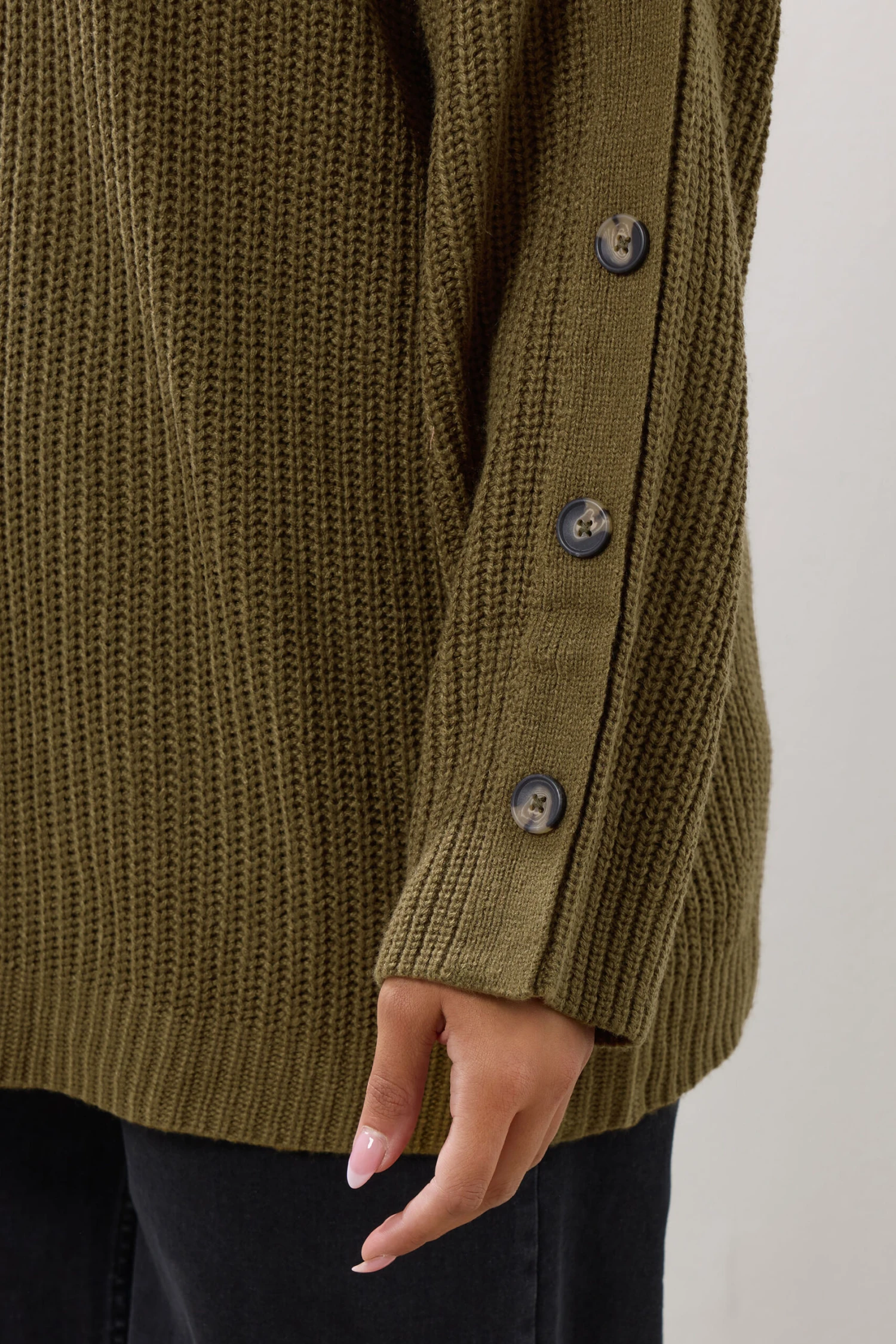 YOURS Curve Pull à Manches Boutonnées Vert Kaki 6 YOURS Curve Pull à Manches Boutonnées Vert Kaki – Image 4