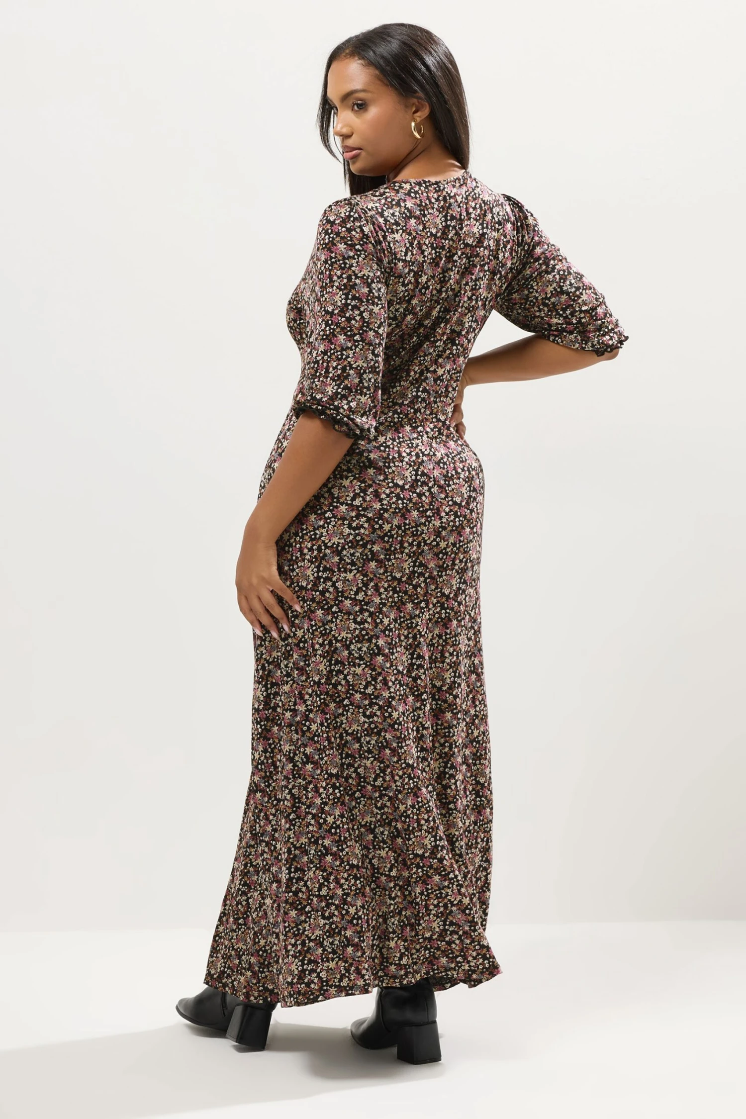 YOURS Curve Robe Longue Portefeuille Noire à Fleurs Et Col En V 5 YOURS Curve Robe Longue Portefeuille Noire à Fleurs Et Col En V – Image 3