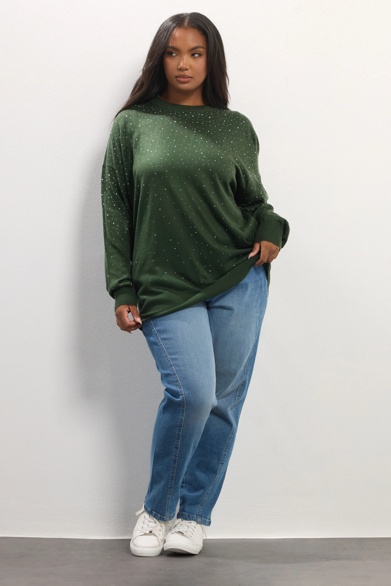 YOURS Curve - Pull Vert Forêt Orné De Strass Sur Le Devant 4 YOURS Curve - Pull Vert Forêt Orné De Strass Sur Le Devant – Image 2