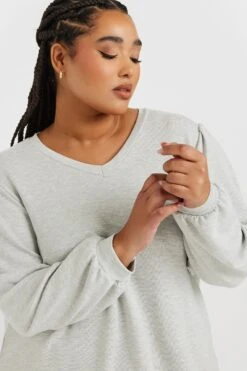 YOURS - Sweatshirt Gris Encolure En V Manches Longues En Jersey 10 YOURS - Sweatshirt Gris Encolure En V Manches Longues En Jersey -Evans Boutique 30ae96c0 db31 42 303758 D