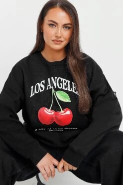 YOURS - Sweatshirt Noir 'Los Angeles' Cerises Manches Longues 13 YOURS - Sweatshirt Noir 'Los Angeles' Cerises Manches Longues -Evans Boutique 32195728 1938 4d 126669 D
