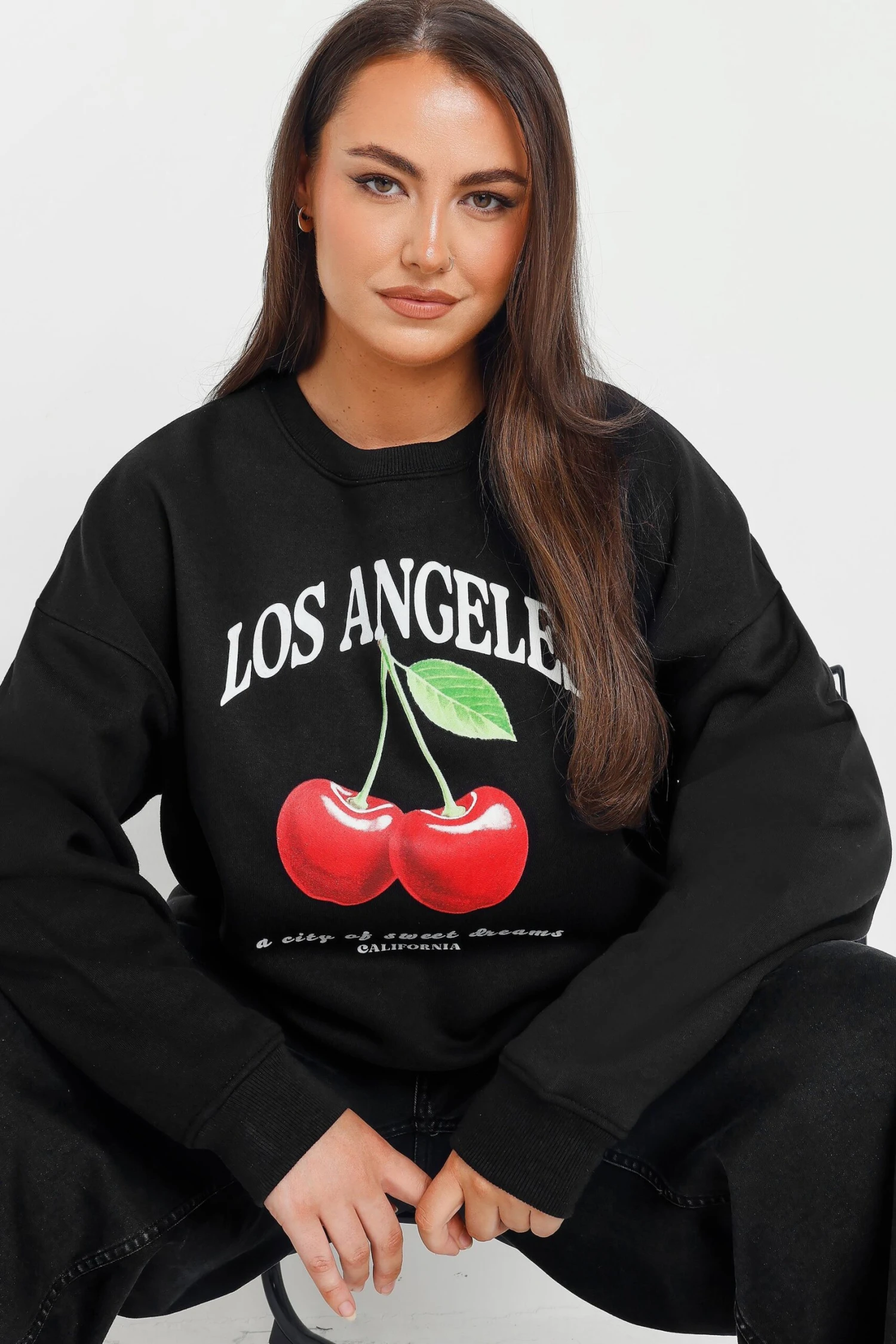 YOURS - Sweatshirt Noir 'Los Angeles' Cerises Manches Longues 7 YOURS - Sweatshirt Noir 'Los Angeles' Cerises Manches Longues – Image 5