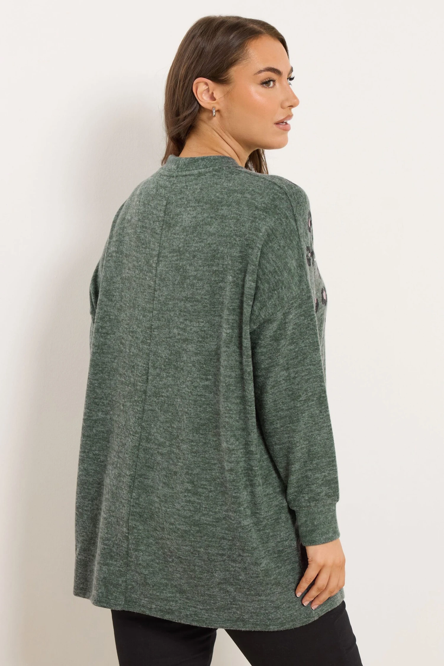 YOURS Curve Pull Clouté à Imprimé Léopard Vert 5 YOURS Curve Pull Clouté à Imprimé Léopard Vert – Image 3