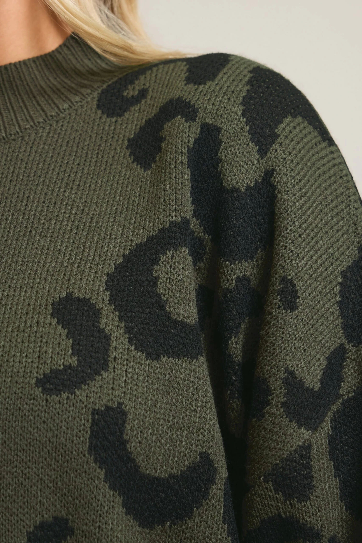 YOURS Curve Pull Col Montant Léopard Vert Kaki 6 YOURS Curve Pull Col Montant Léopard Vert Kaki – Image 4