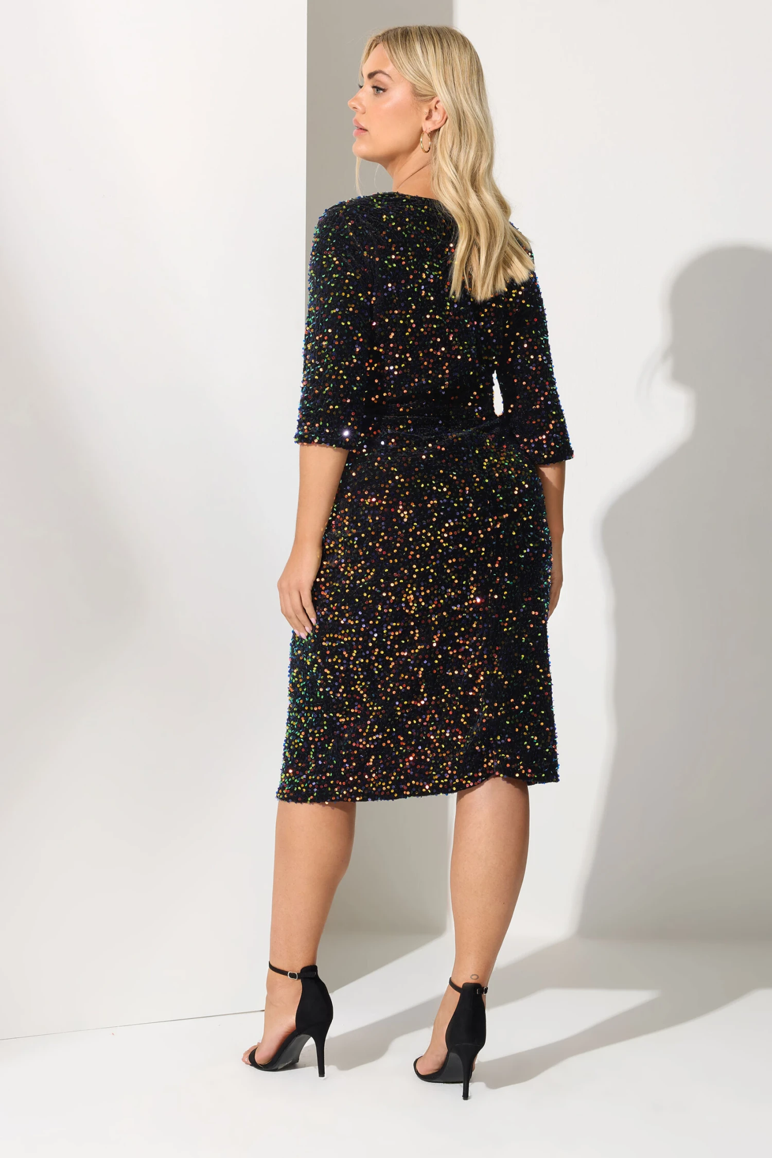 YOURS LONDON Curve Robe Mi-longue Noire En Velours à Sequins Multicolores 6 YOURS LONDON Curve Robe Mi-longue Noire En Velours à Sequins Multicolores – Image 4