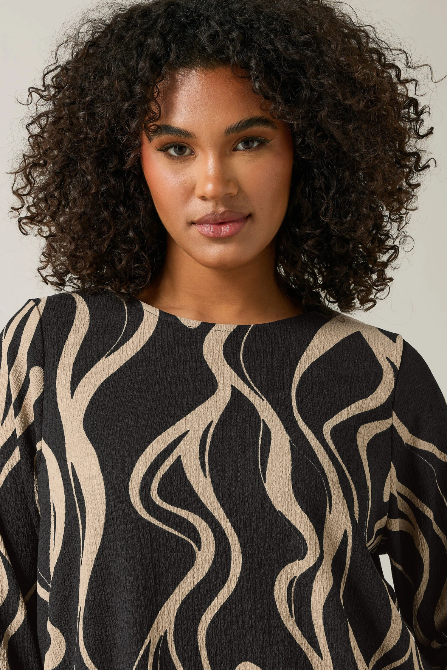 EVANS Curve Black Linear Print Jersey Crepe Top 6 EVANS Curve Black Linear Print Jersey Crepe Top – Image 4