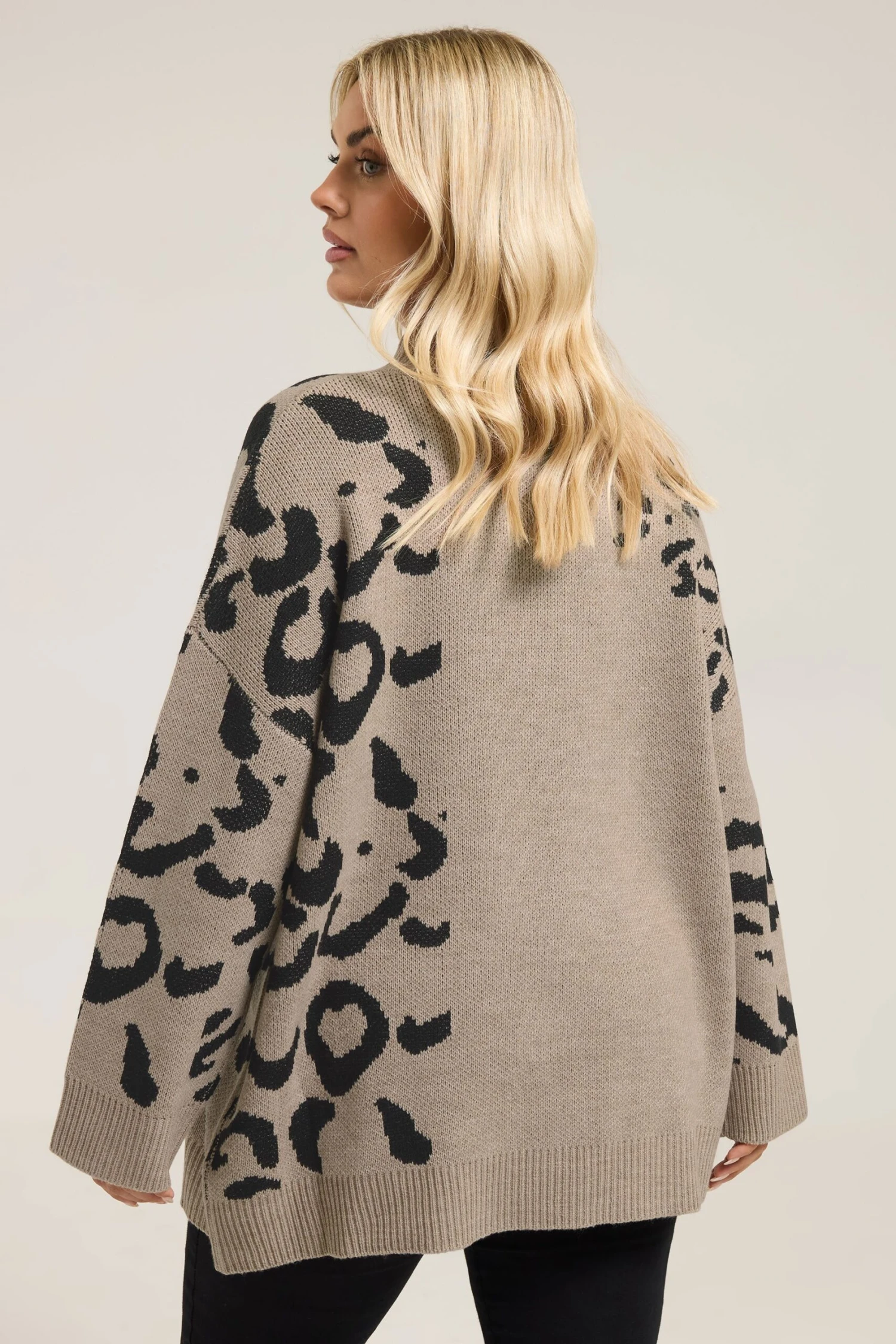 YOURS Curve Pull Col Montant Léopard Marron Naturel 5 YOURS Curve Pull Col Montant Léopard Marron Naturel – Image 3