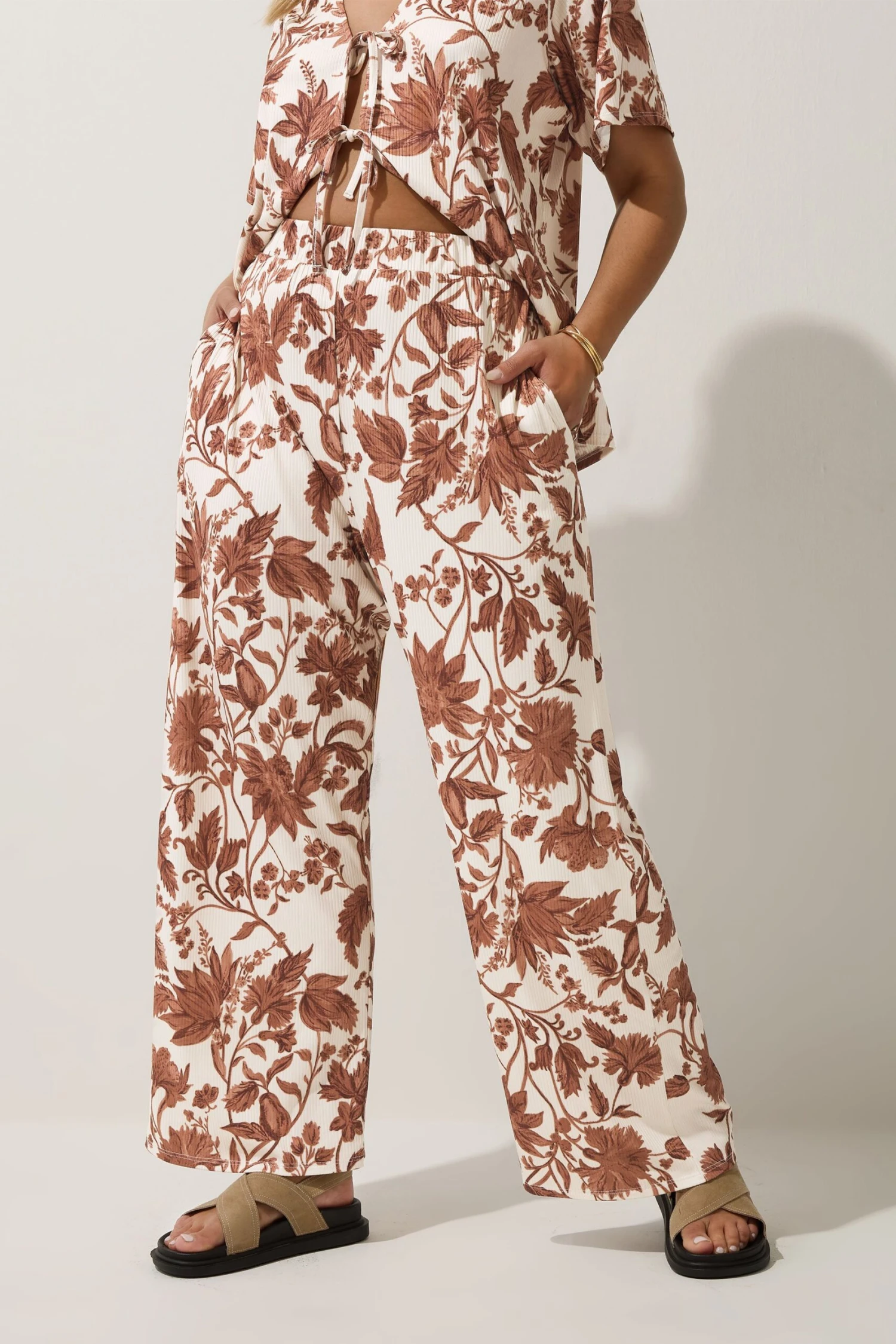 LIMITED COLLECTION - Pantalon Wide Leg Marron & Crème Floral 4 LIMITED COLLECTION - Pantalon Wide Leg Marron & Crème Floral – Image 2