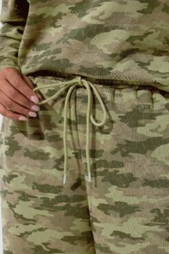 LIMITED COLLECTION Curve Pantalon De Jogging à Jambe Large Kaki Vert Camouflage -Evans Boutique 3e13f97f 5c8f 4d 216790 D