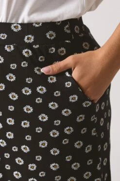 YOURS Curve Pantalon Court Noir à Imprimé Marguerites -Evans Boutique 3e34f1f7 608f 45 145368 D