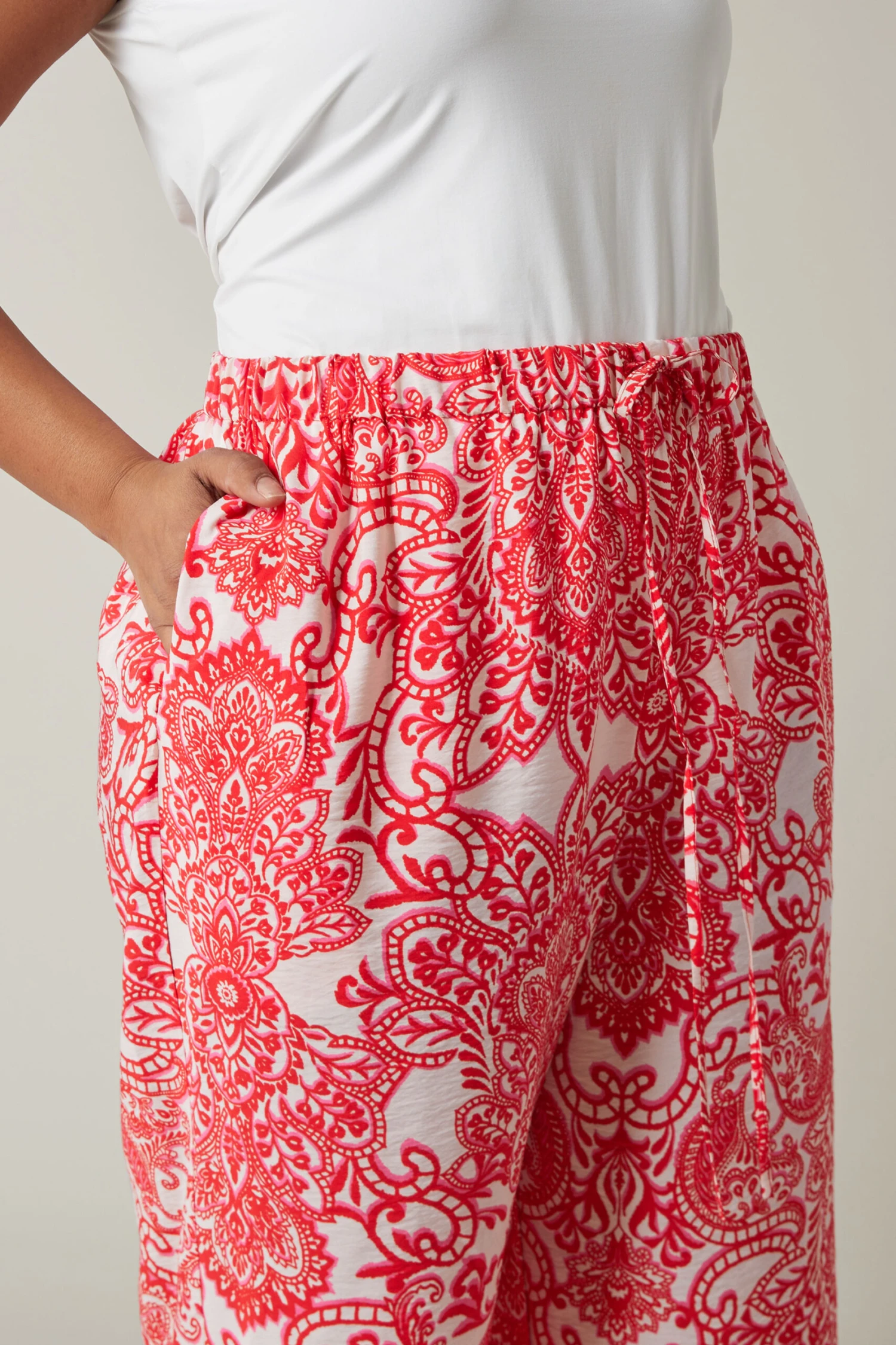 EVANS - Pantalon Wide Leg Rouge & Blanc Paisley 6 EVANS - Pantalon Wide Leg Rouge & Blanc Paisley – Image 4