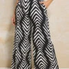 YOURS - Pantalon Wide Leg Noir & Blanc Abstrait à Poches 1 YOURS - Pantalon Wide Leg Noir & Blanc Abstrait à Poches -Evans Boutique 3fc864bf 0fac 48 310140 A