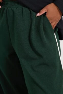 YOURS Curve Pantalon Large à Rayures Latérales Vert Forêt 11 YOURS Curve Pantalon Large à Rayures Latérales Vert Forêt -Evans Boutique 3fe8aa0d 45c9 47 310297 D