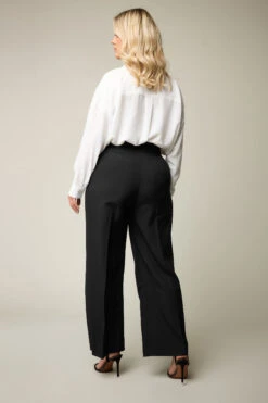 YOURS Curve Pantalon Large Tissé Noir à Plis Sur Le Devant -Evans Boutique 3fee5f54 2d7d 41 143970 D
