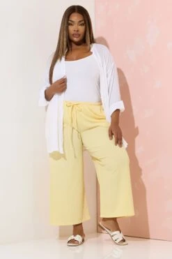 YOURS - Pantalon Jupe-Culotte Jaune Texturé à Poches 8 YOURS - Pantalon Jupe-Culotte Jaune Texturé à Poches -Evans Boutique 40202d2c 0004 4d 145346 B