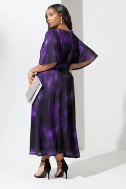 YOURS LONDON Curve Robe Longue Violette à Imprimé Abstrait Et Nœud Sur Le Devant 9 YOURS LONDON Curve Robe Longue Violette à Imprimé Abstrait Et Nœud Sur Le Devant -Evans Boutique 417cc4aa 6af0 4a 163320 C