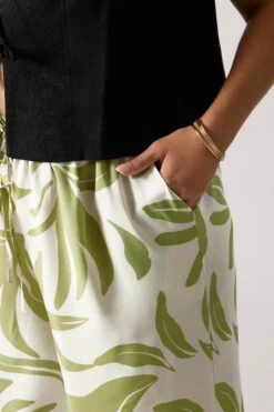 YOURS Curve Pantalon Large Vert Clair à Imprimé Feuilles 10 YOURS Curve Pantalon Large Vert Clair à Imprimé Feuilles -Evans Boutique 41a6f2ec 5869 4b 310269 D