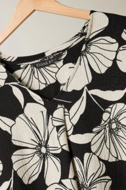 EVANS Curve Black Contrast Floral Jersey Crepe Top 16 EVANS Curve Black Contrast Floral Jersey Crepe Top -Evans Boutique 42e2dbdd 90b4 49 615820 P1