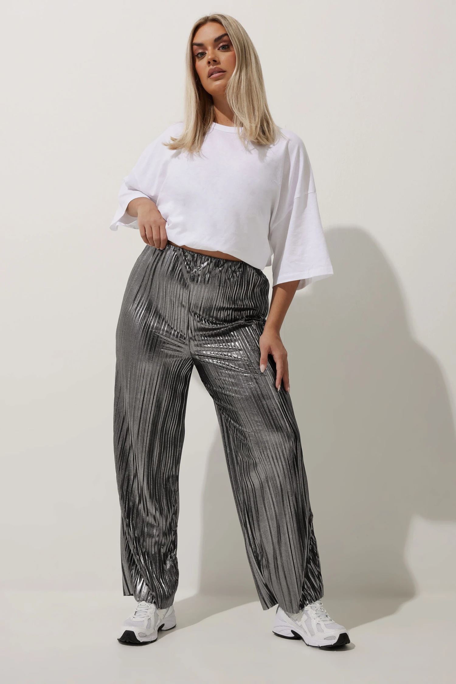 LIMITED COLLECTION - Pantalon Métallique Plissé Argenté Coupe Wide Leg 5 LIMITED COLLECTION - Pantalon Métallique Plissé Argenté Coupe Wide Leg – Image 3