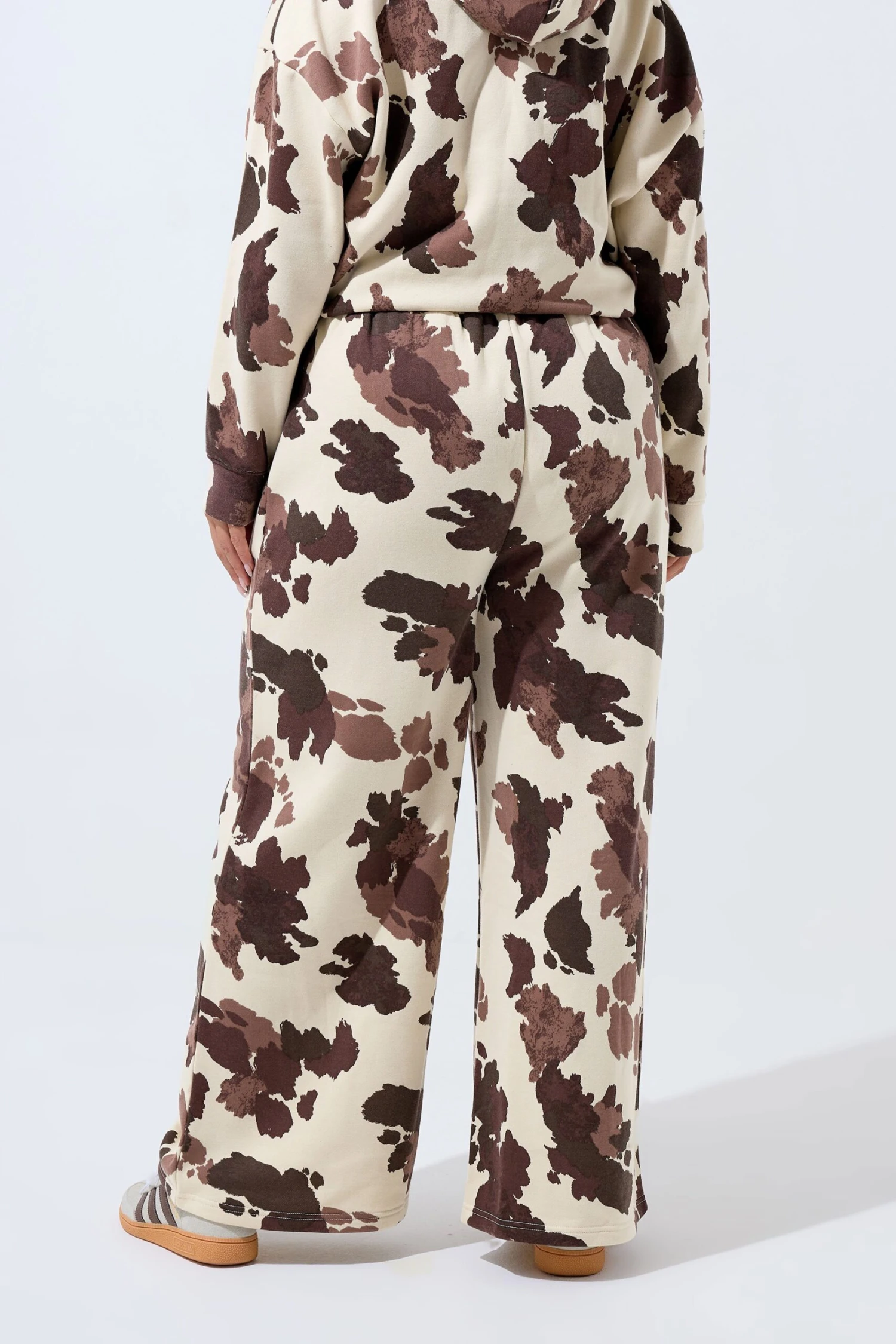 LIMITED COLLECTION Curve Pantalon De Jogging Large à Imprimé Vache Crème 5 LIMITED COLLECTION Curve Pantalon De Jogging Large à Imprimé Vache Crème – Image 3