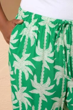 YOURS Curve Pantalon Large Vert Tropical à Motif Palmier -Evans Boutique 47660ea2 874d 4e 175247 D