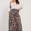 YOURS - Pantalon Plissé Wide Leg Noir & Rose Tropical 2 YOURS - Pantalon Plissé Wide Leg Noir & Rose Tropical -Evans Boutique 49baaac6 f090 4d 310122 A