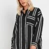 YOURS - Chemisier Long Noir & Blanc Design Rayures 2 YOURS - Chemisier Long Noir & Blanc Design Rayures -Evans Boutique 49f14e15 6285 41 330606 A