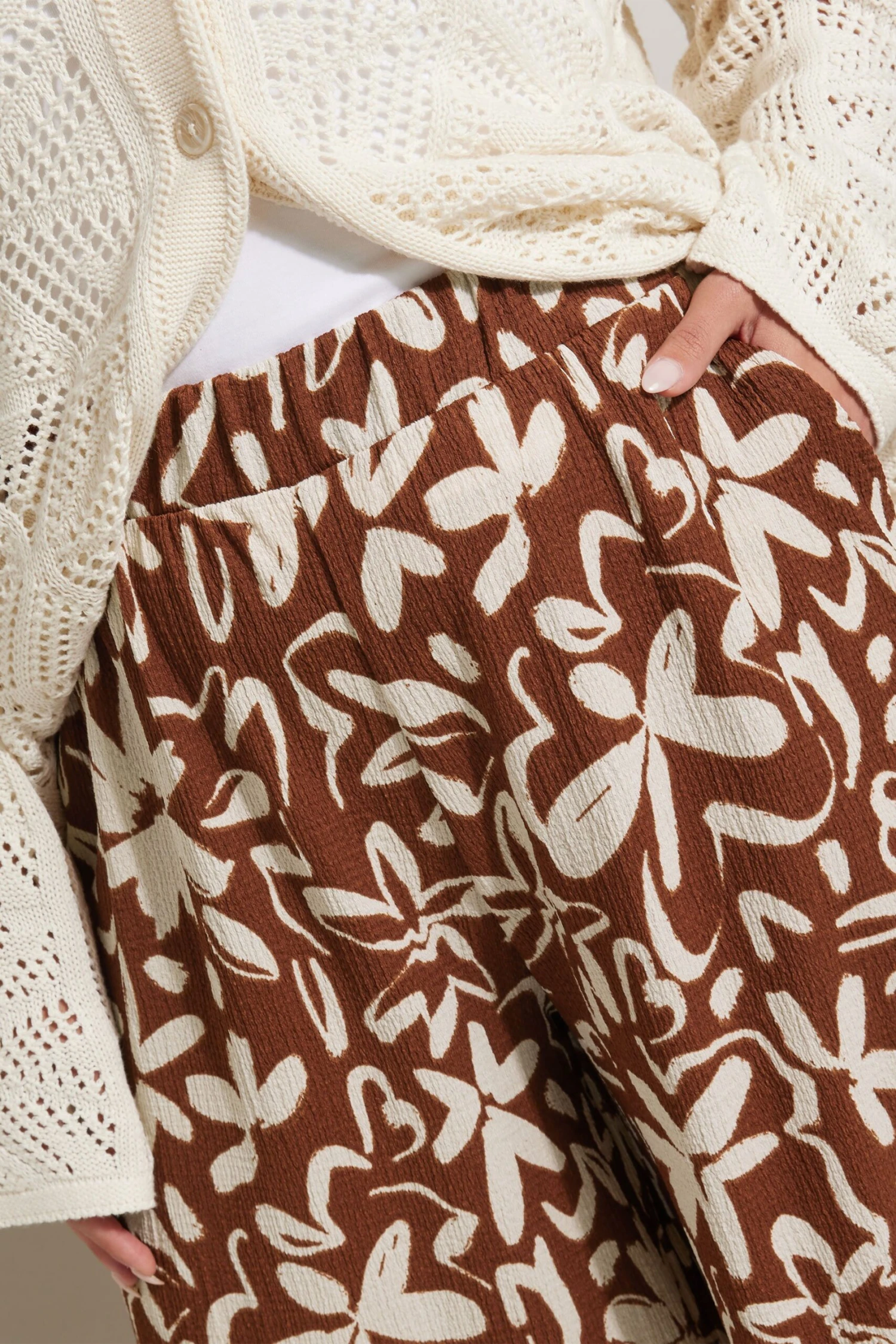 YOURS - Pantalon Jupe-Culotte Texturé Marron Floral 5 YOURS - Pantalon Jupe-Culotte Texturé Marron Floral – Image 3