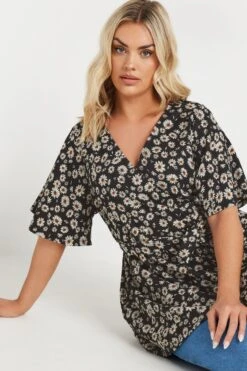 YOURS - Top Cache-Coeur Noir Texturé Pâquerettes 9 YOURS - Top Cache-Coeur Noir Texturé Pâquerettes -Evans Boutique 4b214e02 90f1 46 322322 A