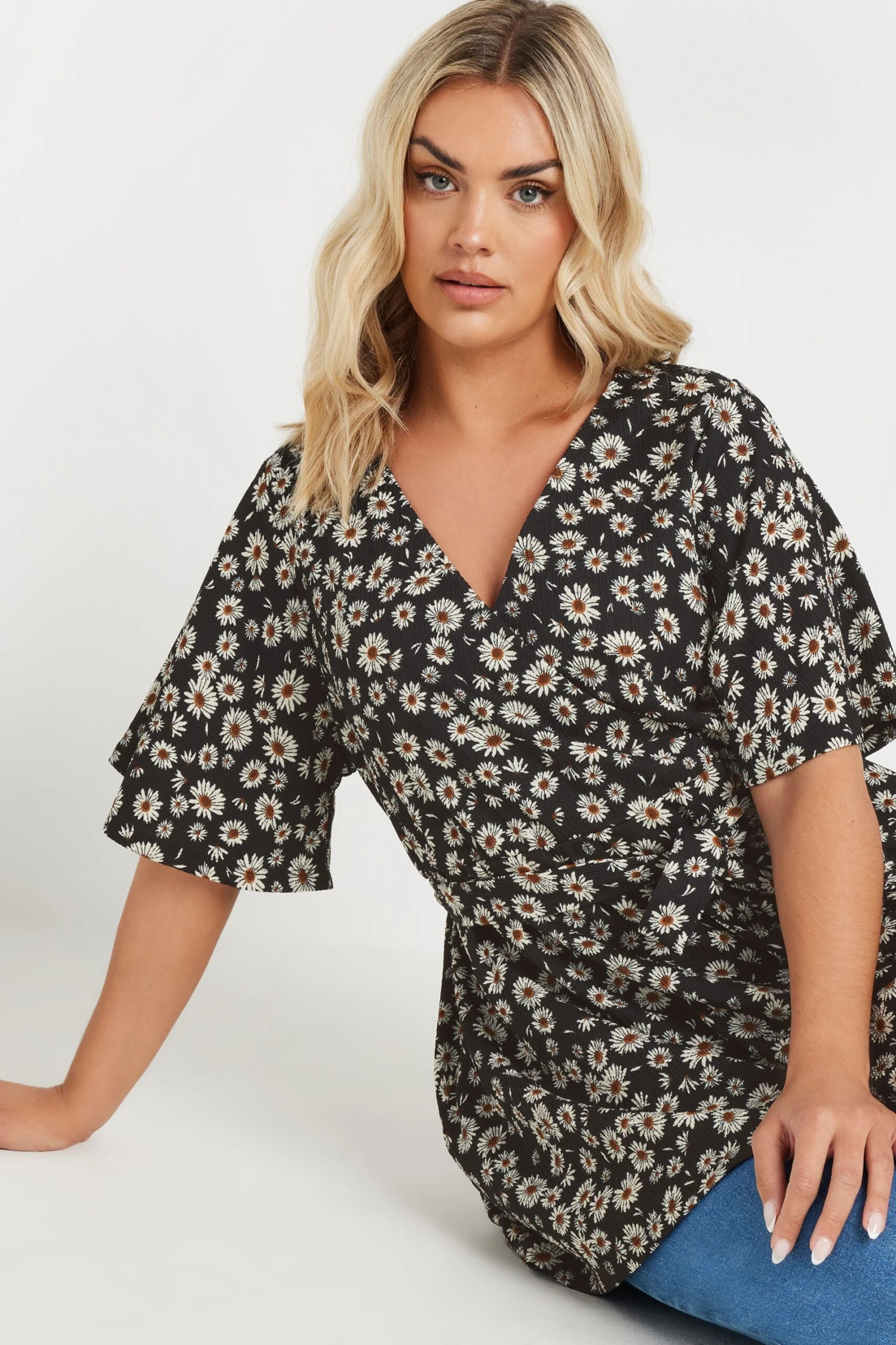 YOURS - Top Cache-Coeur Noir Texturé Pâquerettes 4 YOURS - Top Cache-Coeur Noir Texturé Pâquerettes – Image 2