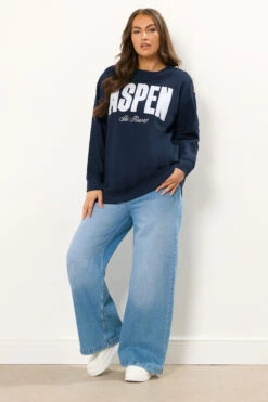 YOURS Curve Sweat-shirt Bleu Marine à Slogan « Aspen » 8 YOURS Curve Sweat-shirt Bleu Marine à Slogan « Aspen » -Evans Boutique 4c455ab2 2969 49 126803 B