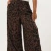YOURS Curve Pantalon Large Abstrait Marron Et Noir 1 YOURS Curve Pantalon Large Abstrait Marron Et Noir -Evans Boutique 4c571da2 7fdd 4a 310304 A