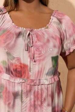 YOURS Curve Robe Mi-longue Rose à Volants Et Imprimé Rose Flou 10 YOURS Curve Robe Mi-longue Rose à Volants Et Imprimé Rose Flou -Evans Boutique 4d1a1793 e4c7 44 160363 D