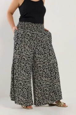 YOURS - Pantalon Plissé Wide Leg Noir Abstrait -Evans Boutique 4dd75a85 5f82 4d 310098 D