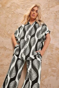 YOURS - Chemisier Noir & Blanc Texturé Feuilles Manches Courtes