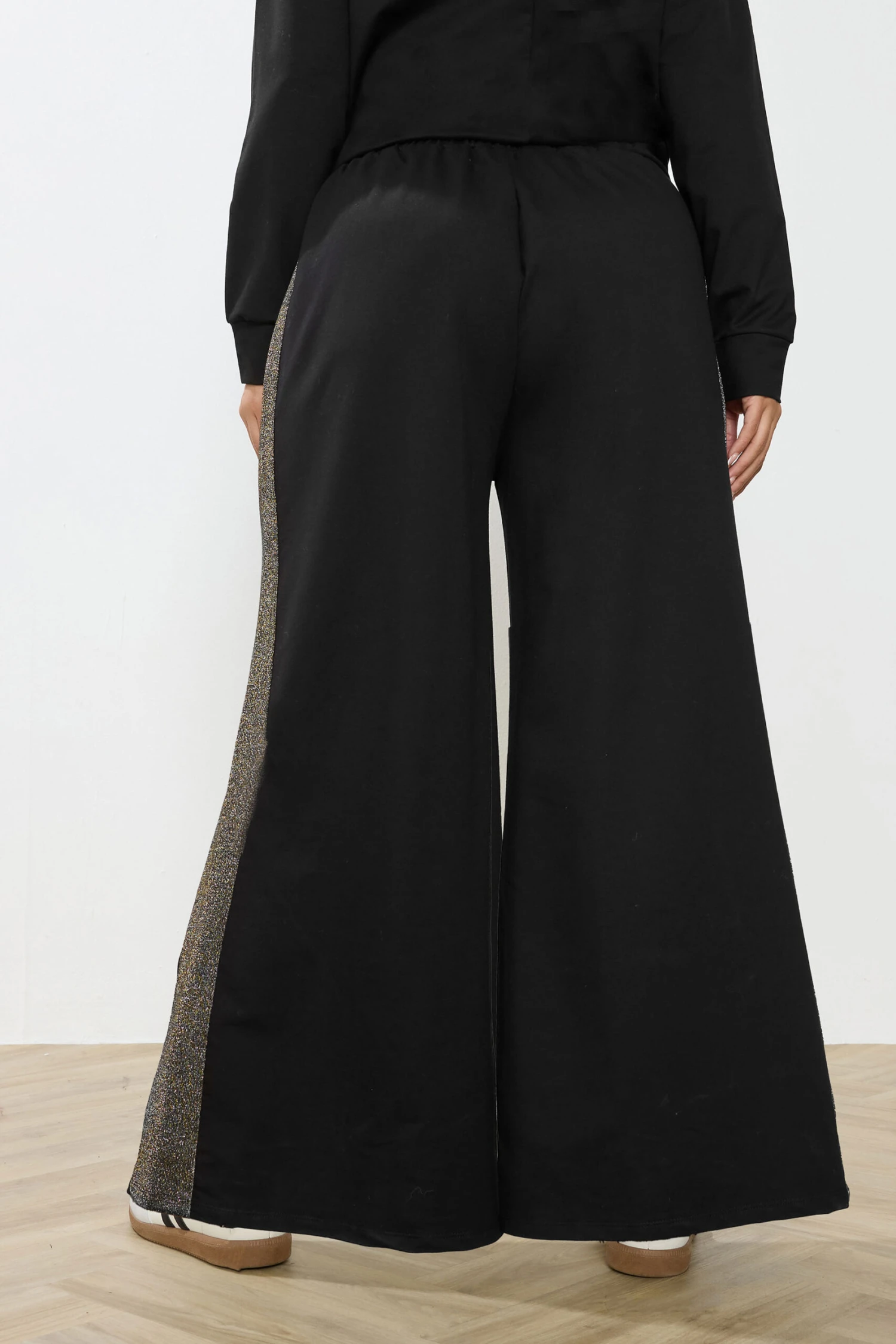 YOURS Curve Pantalon De Jogging Large à Rayures Latérales Noires Scintillantes 5 YOURS Curve Pantalon De Jogging Large à Rayures Latérales Noires Scintillantes – Image 3