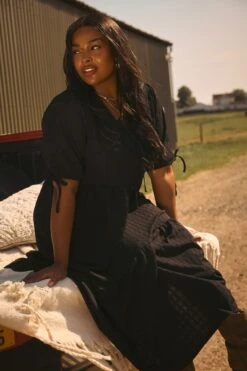 YOURS Curve Robe Longue Noire à Nœud Papillon YOURS Curve -Evans Boutique 5395894e a7de 41 270223 L3