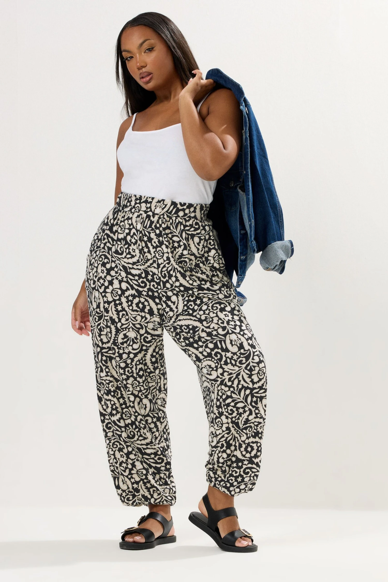 YOURS Curve Pantalon Sarouel à Revers Noir Imprimé Cachemire 4 YOURS Curve Pantalon Sarouel à Revers Noir Imprimé Cachemire – Image 2