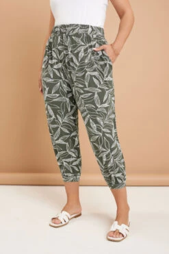 YOURS Curve Pantalon Sarouel Court à Imprimé Feuilles Vert Kaki -Evans Boutique 57aabed8 af76 43 145263 B