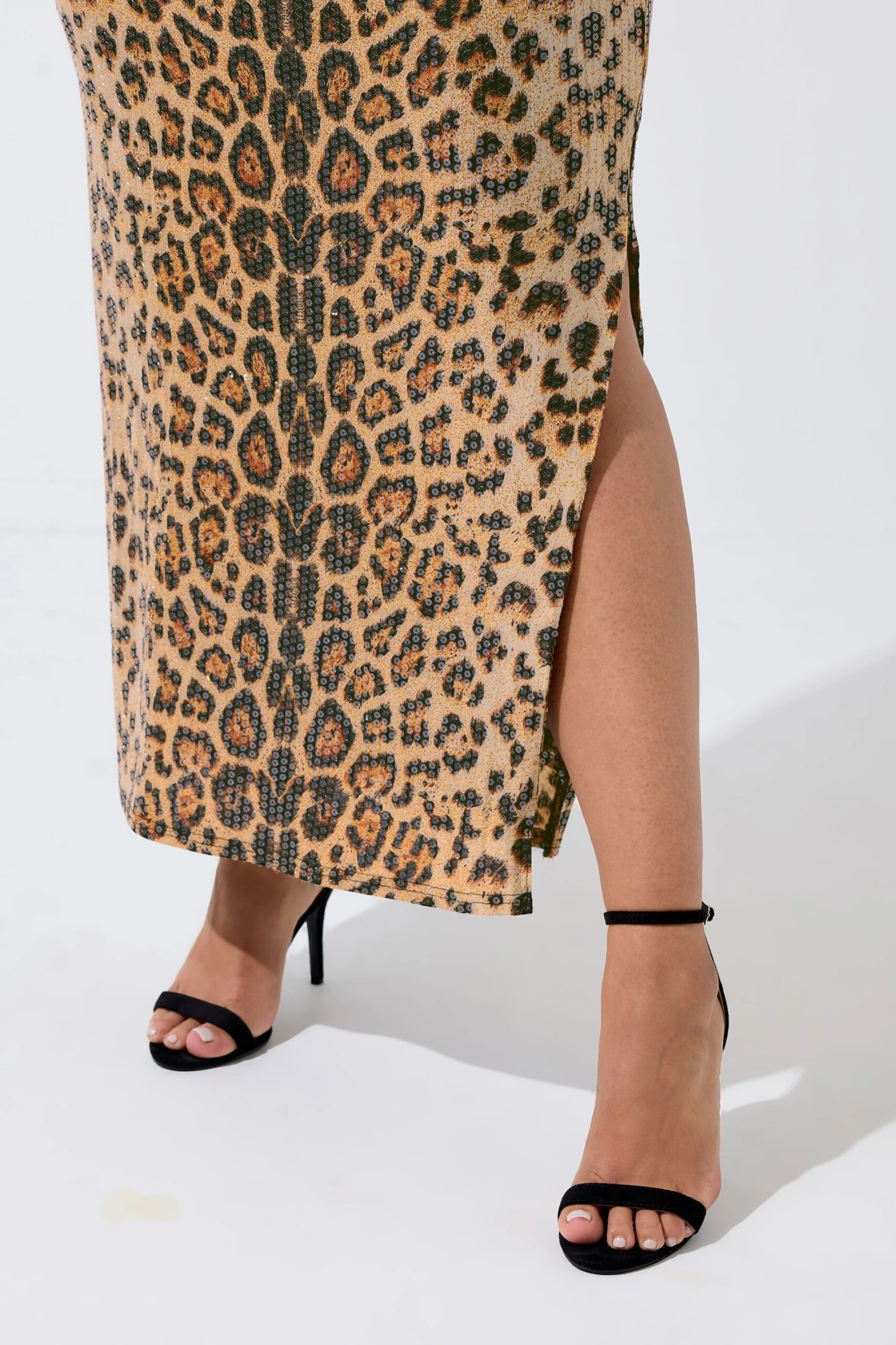 LIMITED COLLECTION Robe Longue à Sequins Et Imprimé Léopard Marron Curve 7 LIMITED COLLECTION Robe Longue à Sequins Et Imprimé Léopard Marron Curve – Image 5